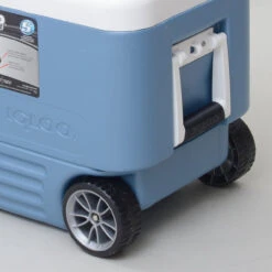 Igloo MaxCold 40 Wheeled Ice 38 Litre Cool Box -Outdoor Gear Store maxcold 40 quart wheels close up 59674.1425290330