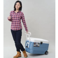 Igloo MaxCold 60 Roller Cool Box Wheeled Ice Chest 14 Igloo MaxCold 60 Roller Cool Box Wheeled Ice Chest -Outdoor Gear Store maxcold 60 quart tow handle 52756.1425296397